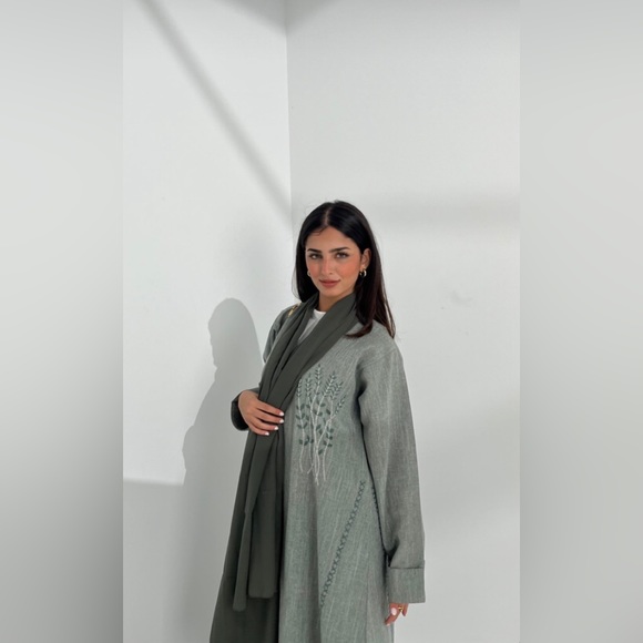 Luxury abayas from Dubai, Bahrain and Saudi Arabia - Picture 2 of 5